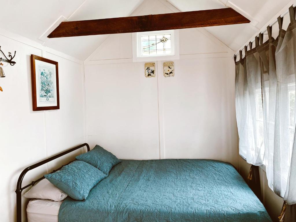陶朗加Thistle and Pine Cottage Farmstay的一间小卧室,卧室内配有一张床铺