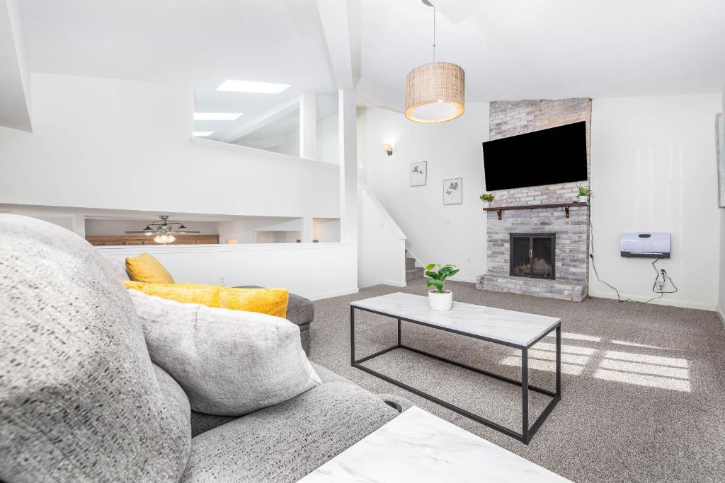 哈特福德Exquisite Downtown Loft Apartment的带沙发和壁炉的客厅
