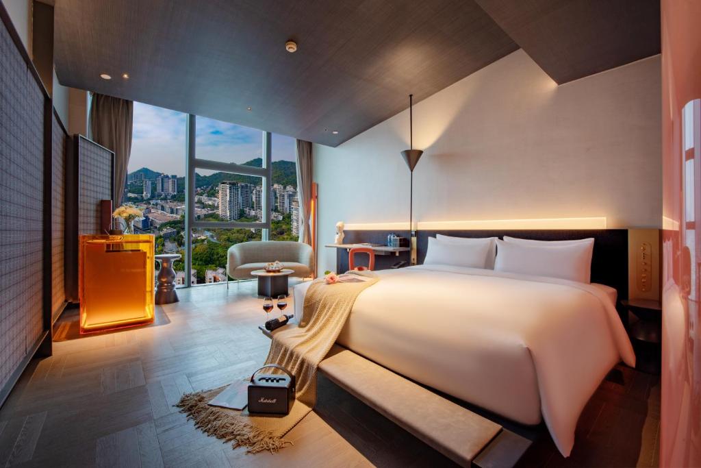 深圳深圳品上云端服务式公寓的一间卧室设有一张大床和一个大窗户