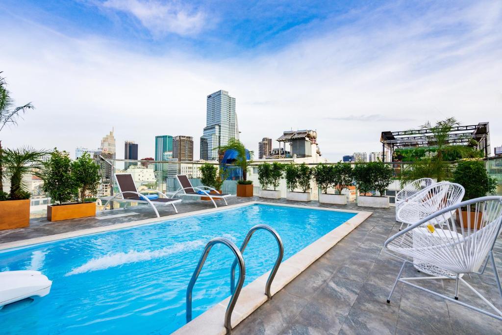 胡志明市Jovia Hotel的一座城市天际线建筑的顶部游泳池