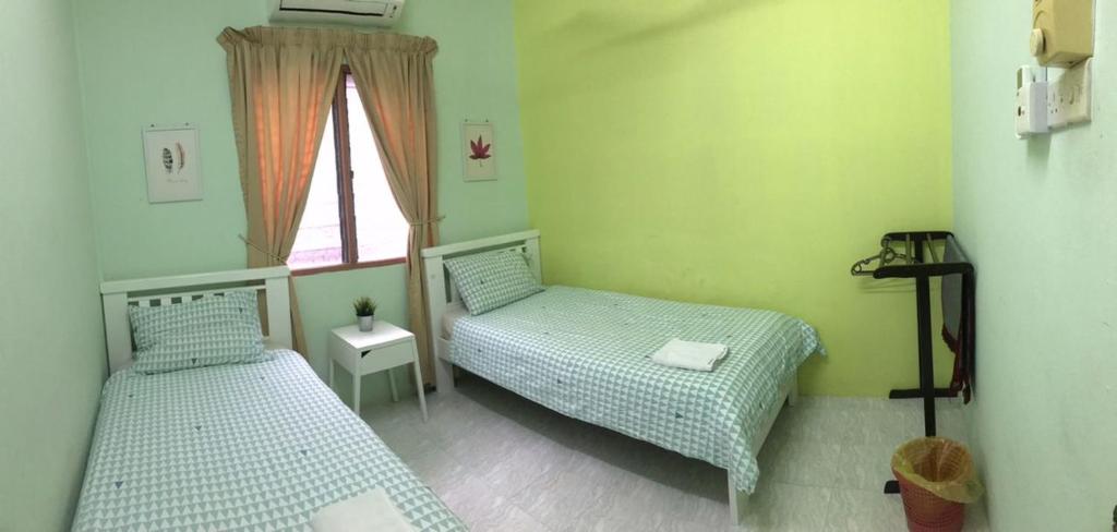 哥打巴鲁Ruhani Homestay 2 Kota Bharu Cheap and Comfortable的小型客房 - 带2张床和窗户
