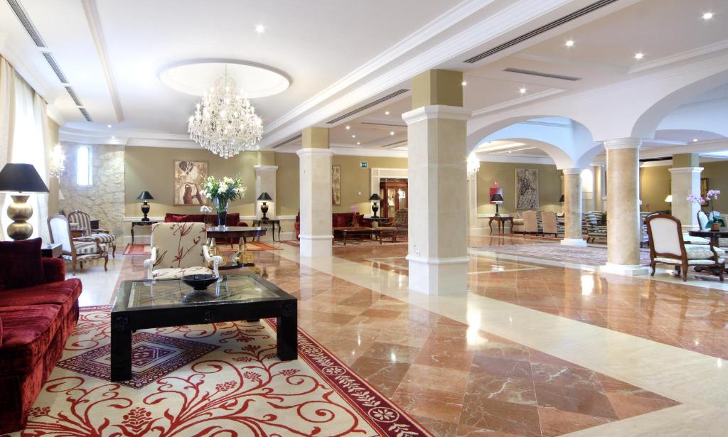 塞哥维亚坎迪多酒店的大堂,设有一张沙发和一张桌子