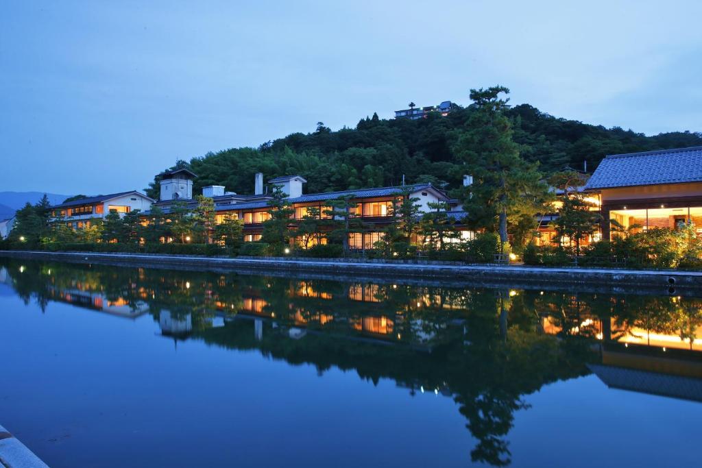 宫津市文珠庄酒店的夜间有灯光的度假胜地