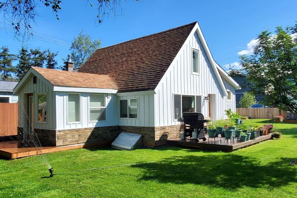 安克雷奇Luxury DT Cottage - Free Parking - Self Check-In的一座小白色房子,在院子里设有甲板