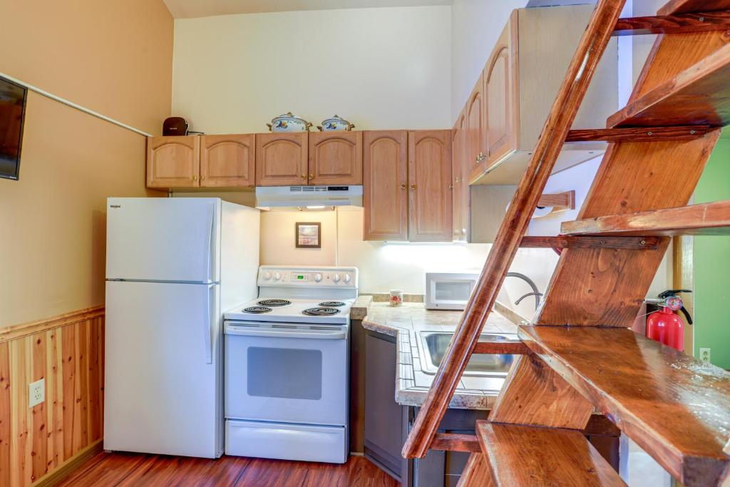 费尔班克斯Fairbanks Cottage on 1 5 Acres about 8 Mi to Dtwn的厨房配有白色冰箱和炉灶。