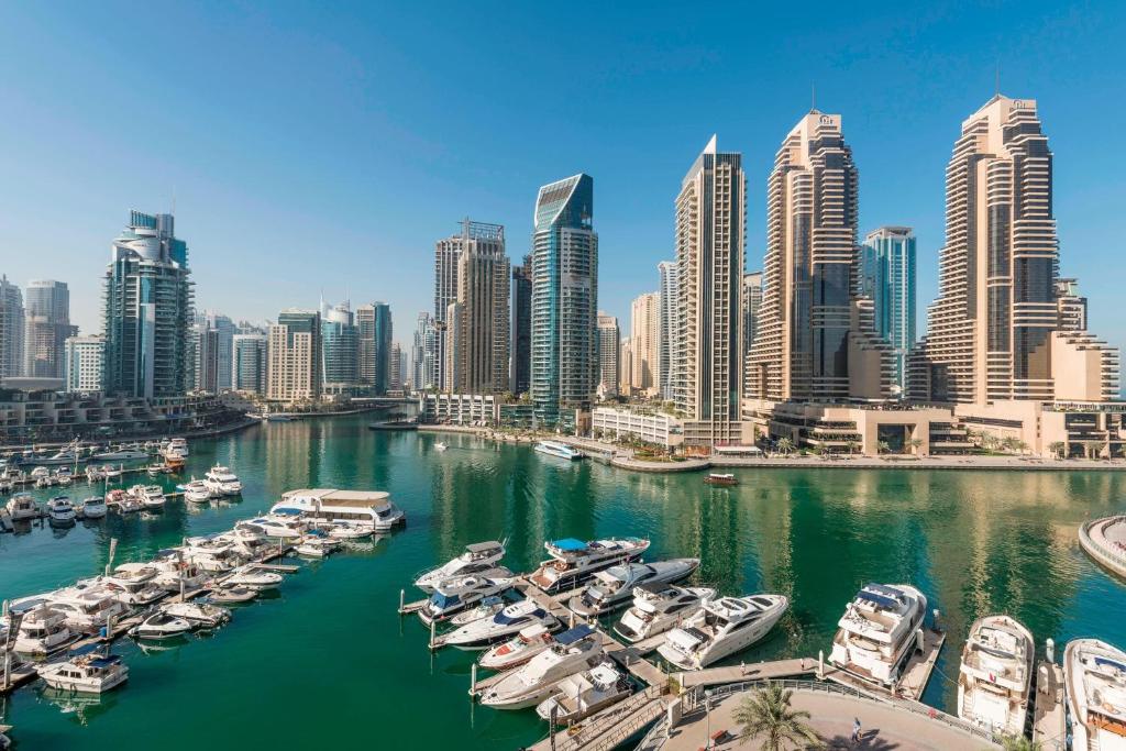 迪拜Grosvenor House, a Luxury Collection Hotel, Dubai的停靠在城市港口的一群船