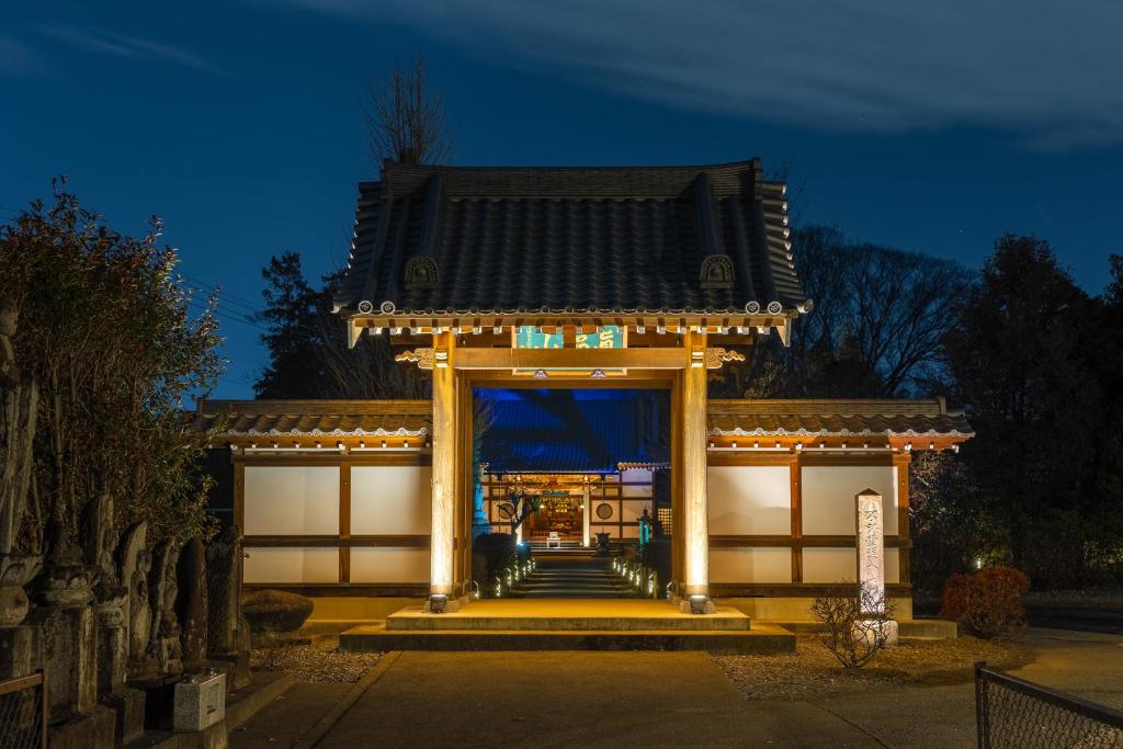 ChiyodamachiTEMPLESTAY ZENSŌ的夜间进入日本寺庙