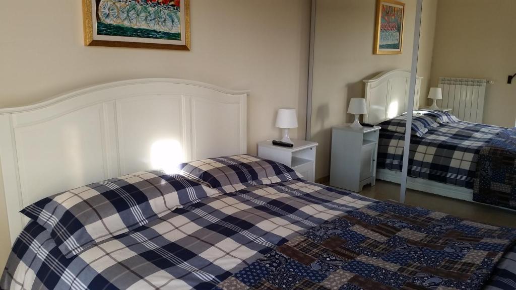 孔韦尔萨诺Ciao Hotel & Residence的一间卧室配有两张床和两盏灯。