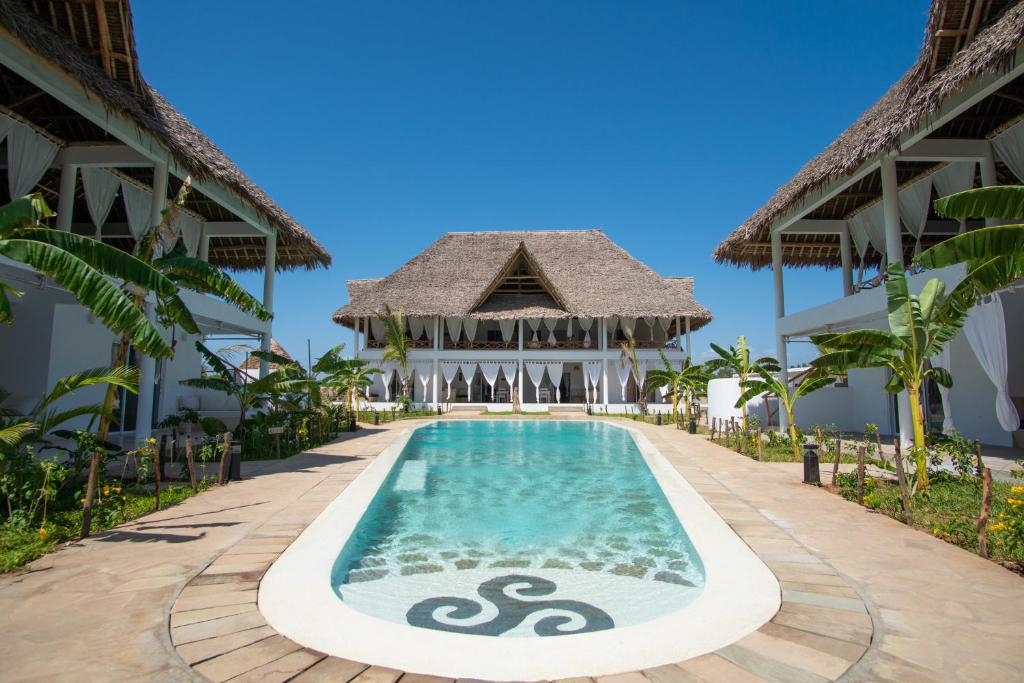 瓦塔穆Swami - Maisha Resort的度假酒店的游泳池