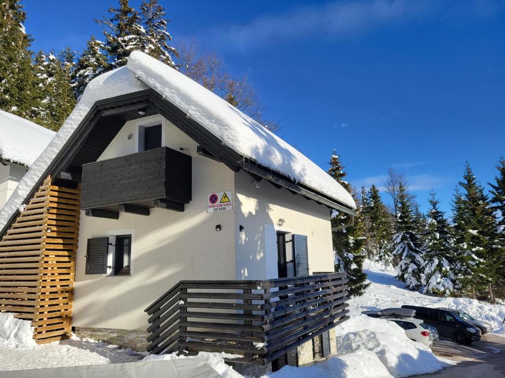兹雷切Holiday house Nune的雪覆盖的房子,有雪覆盖的屋顶