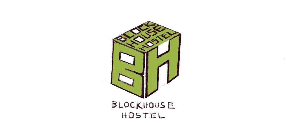 Ban Na WeBlockhouse Hostel的黑房子旅馆标志
