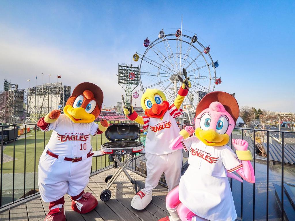 仙台Rakuten STAY x EAGLES 201 with Roof balcony的摩天轮前的三块马林吉他