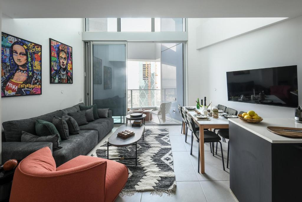 特拉维夫Luxury 3BR Duplex with Sea View in Tel-Aviv Center by Sea N' Rent的带沙发的客厅和用餐室