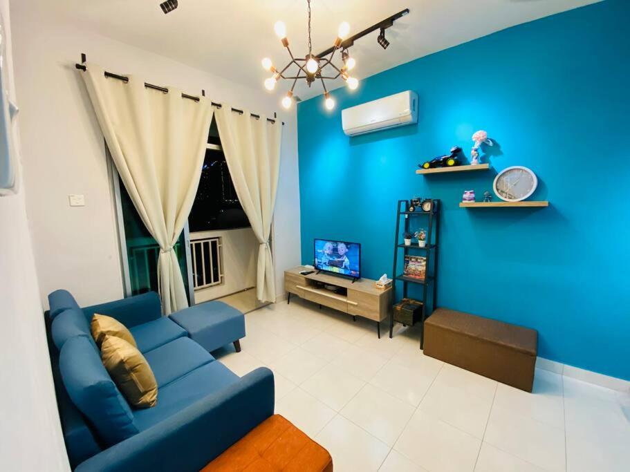 峇六拜Cozy 3BR Apartment with Free Netflix的蓝色的客厅,设有蓝色的墙壁