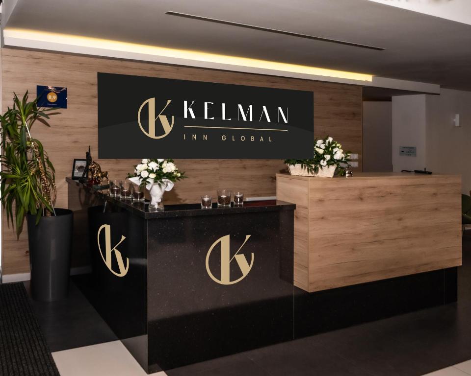 新苏尔Kelman Inn Global Nowa Sól的律师事务所办公室的标志,设有接待台