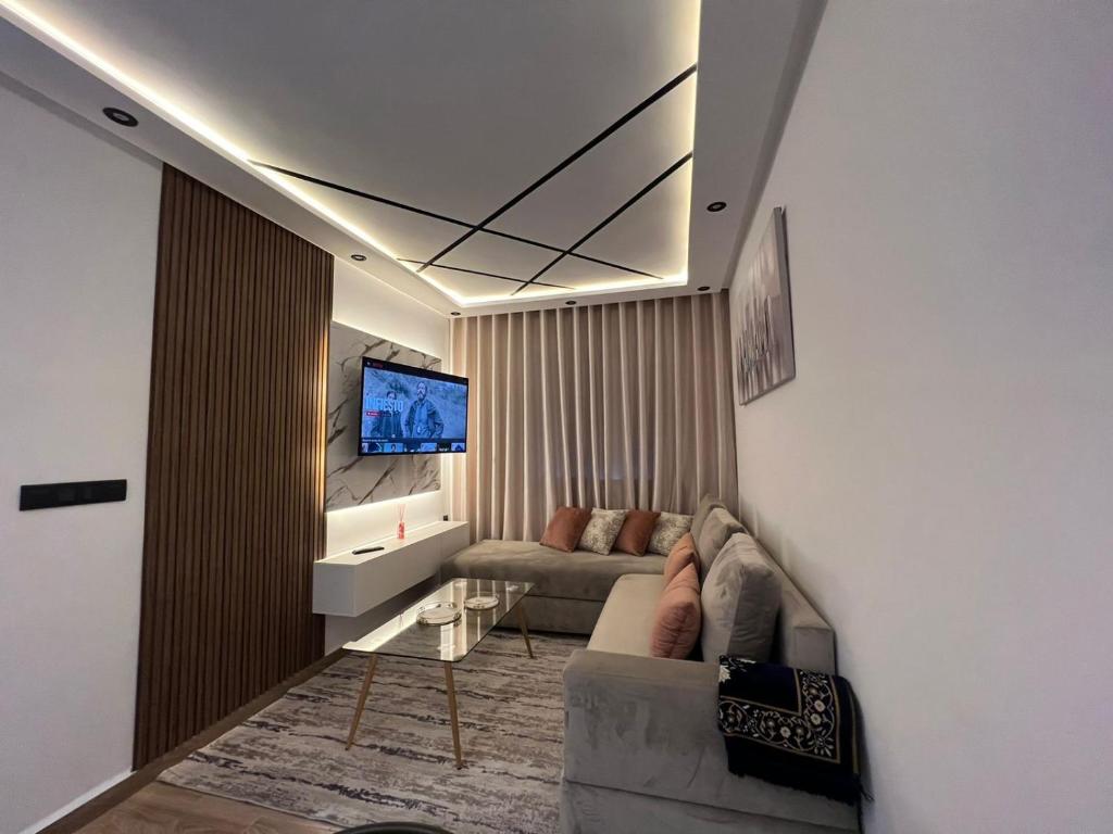丹吉尔Centrico Tanger Idrissia 3的带沙发和平面电视的客厅