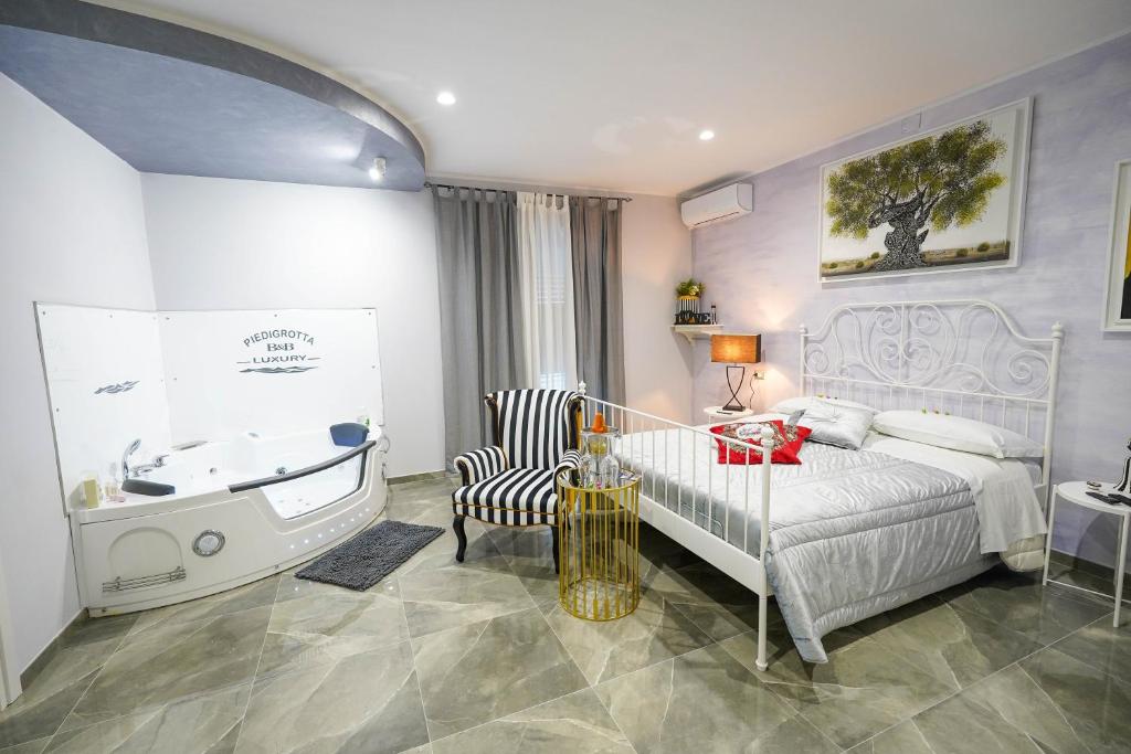 皮佐Piedigrotta b&b Luxury的卧室配有1张床、浴缸和水槽。