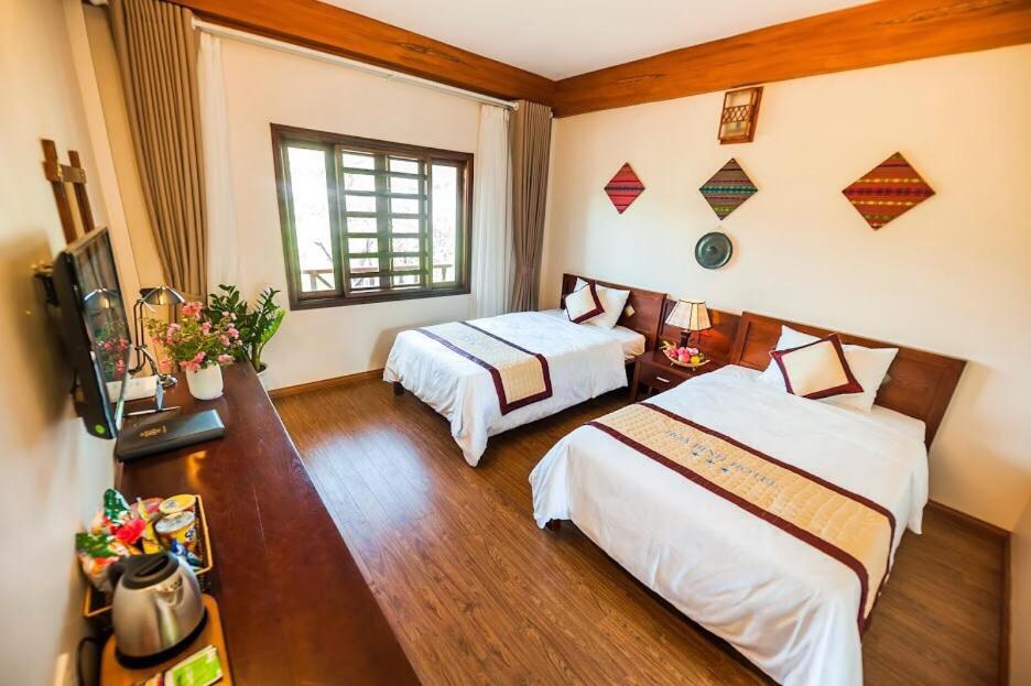 和平华平酒店的酒店客房设有两张床和电视。