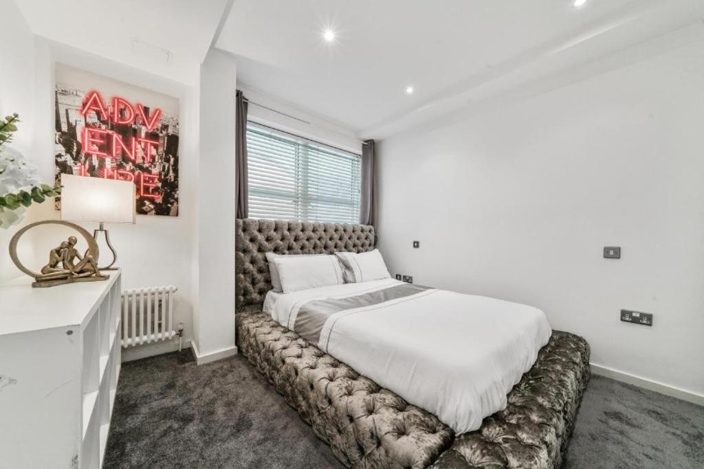 伦敦Modern1Bed Apartment London Camberwell Denmark Champion Hill的一间白色卧室,房间内设有一张大床