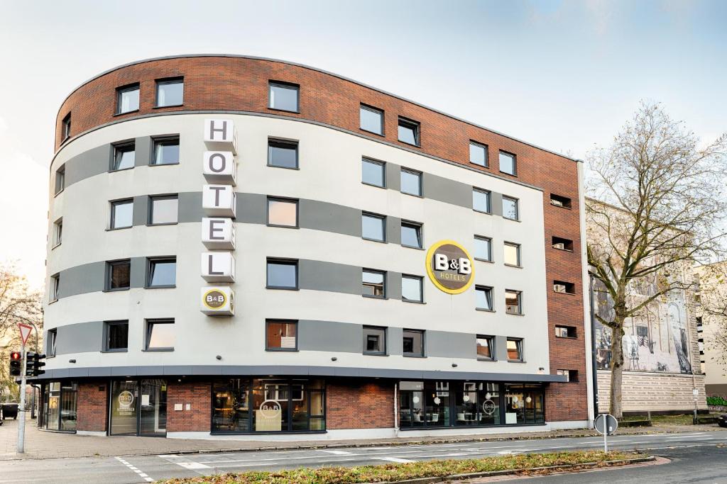 不莱梅B&B Hotel Bremen-City的建筑的侧面有标志