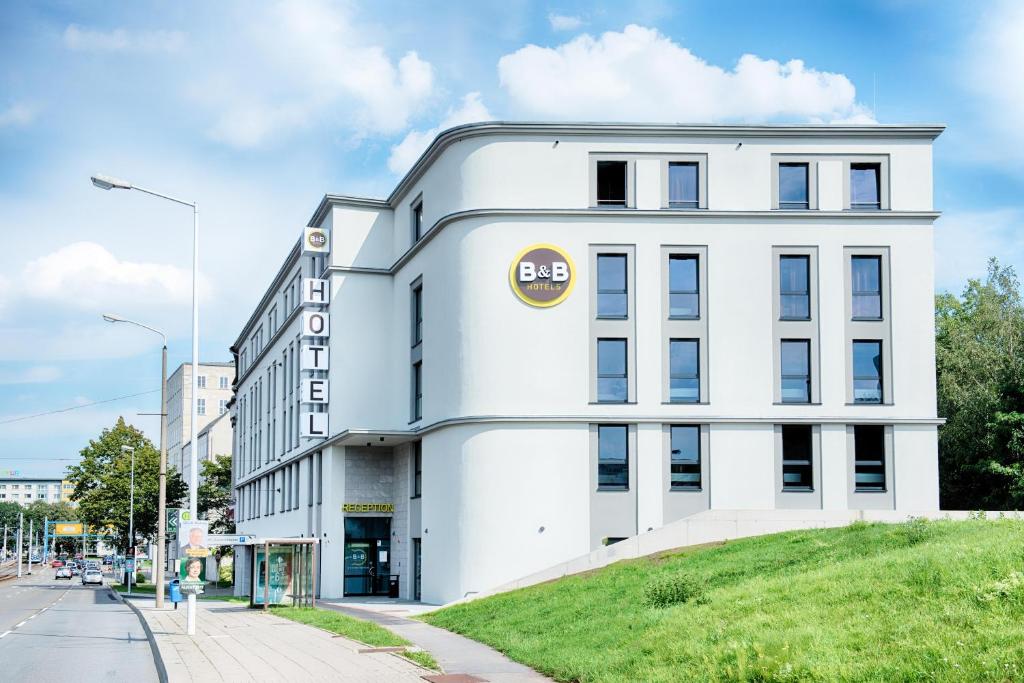 开姆尼茨B&B Hotel Chemnitz的一条城市街道上的白色大建筑