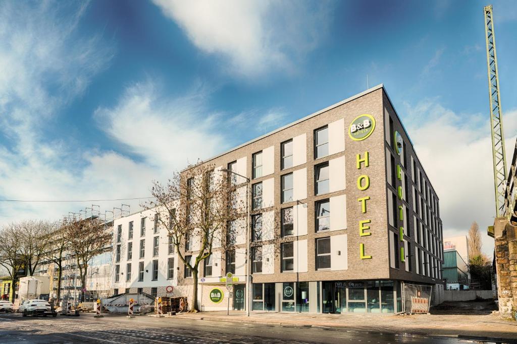 波鸿B&B Hotel Bochum-City的建筑的侧面是“酒店”