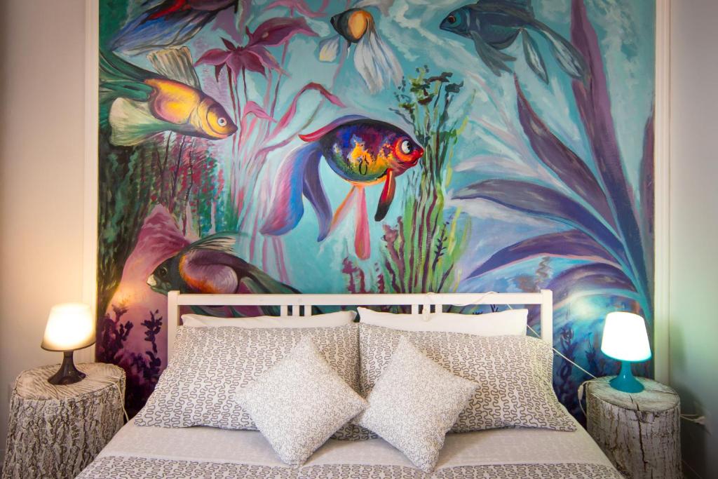 洛雷托阿波尔塔塔迪马雷住宿加早餐旅馆的卧室墙上挂着鱼画