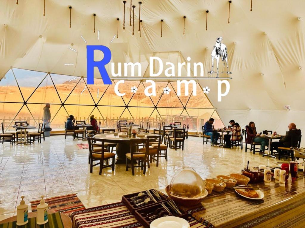 瓦迪拉姆Rum titanic camp的大楼内带桌椅的餐厅