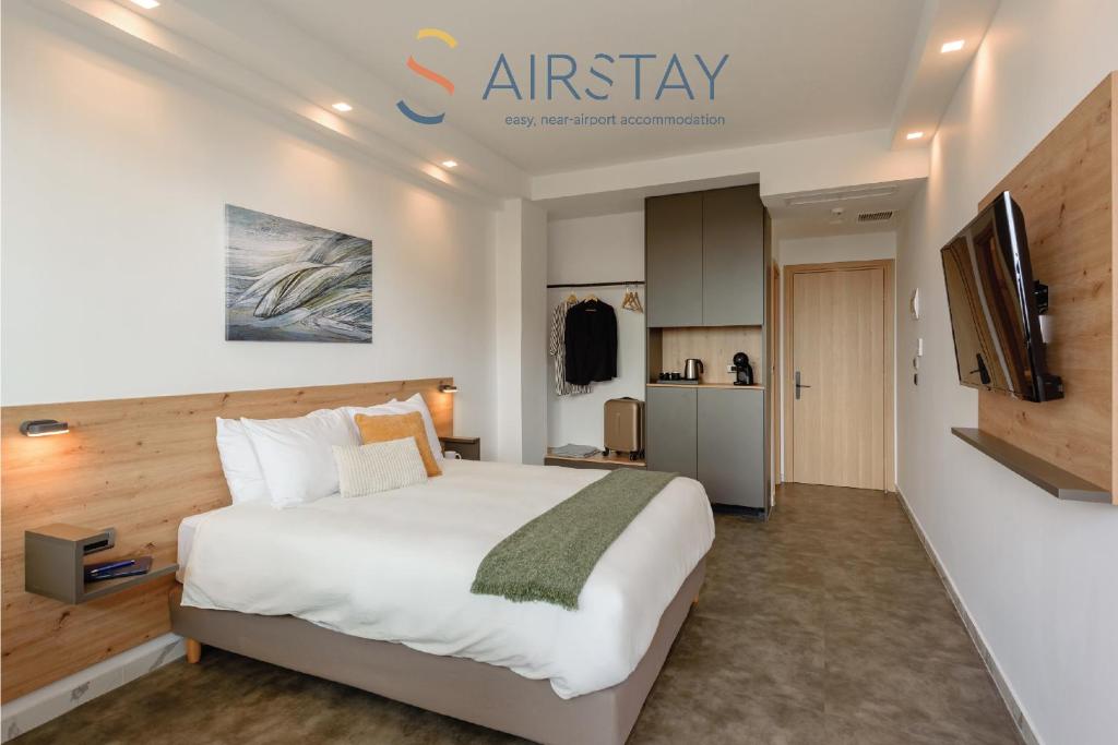 斯巴达Zed Smart Property by Airstay的一间带大床的卧室和一间厨房