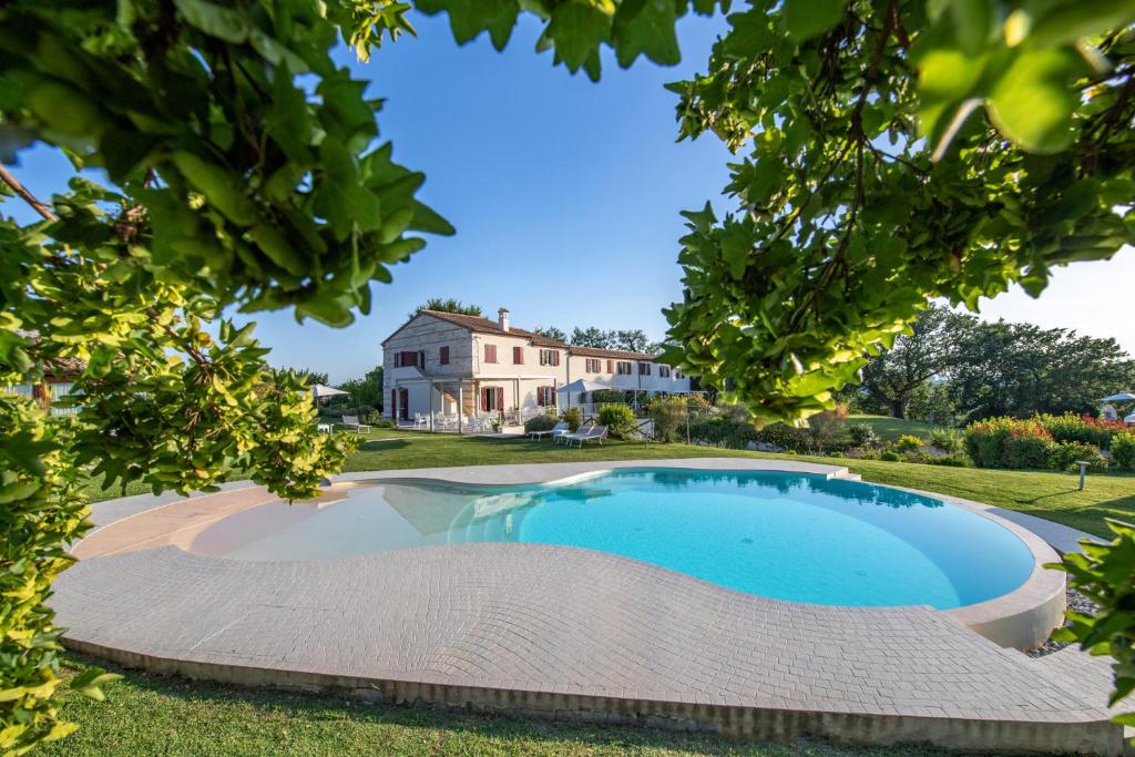 锡罗洛阿格洛玛利诺住宿加早餐旅馆的庭院内的游泳池,后面有房子