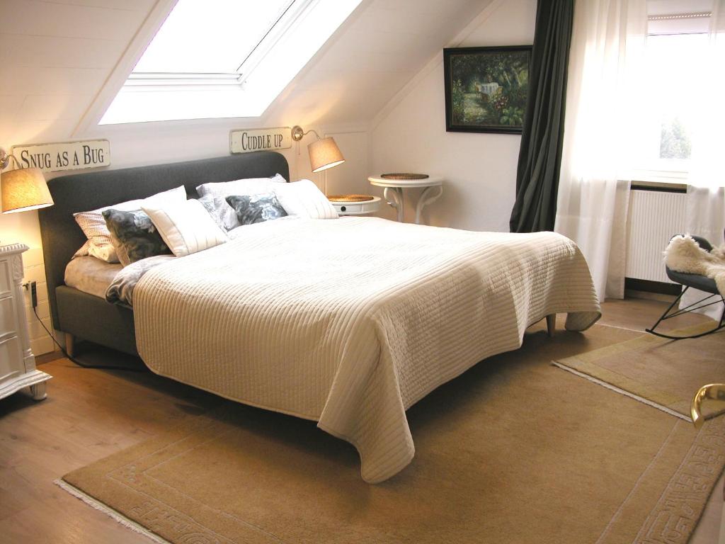 海利根港Quarterdeck61的卧室配有一张大白色床和窗户
