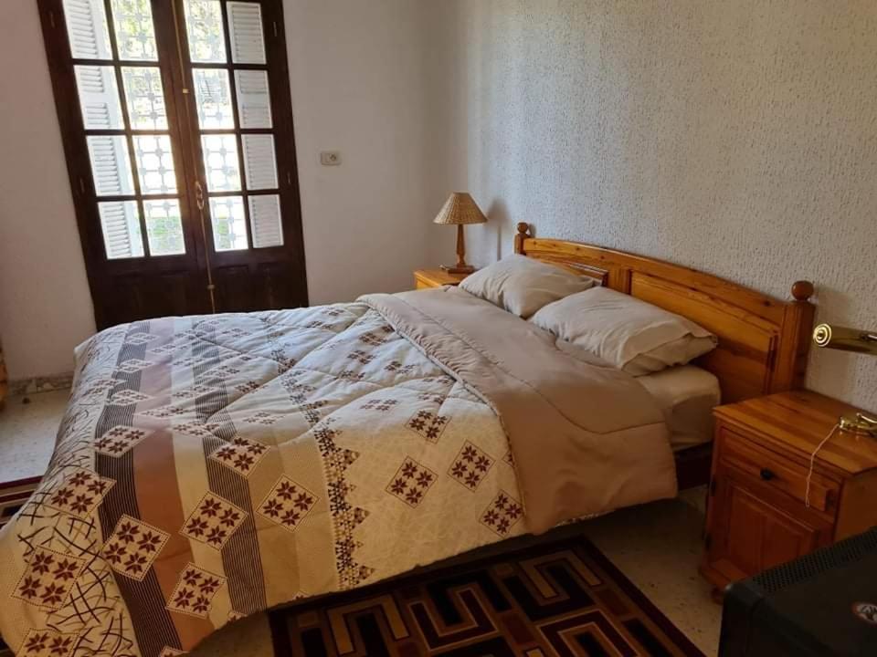 JendoubaDar Monia Aïn-Draham的一间卧室配有床,床上装有被子