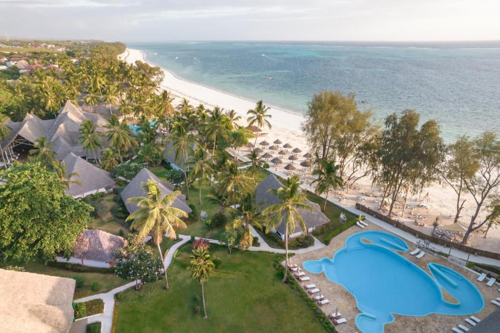 吉汶瓦吉汶瓦海滩度假酒店的享有度假村和海滩的空中景致
