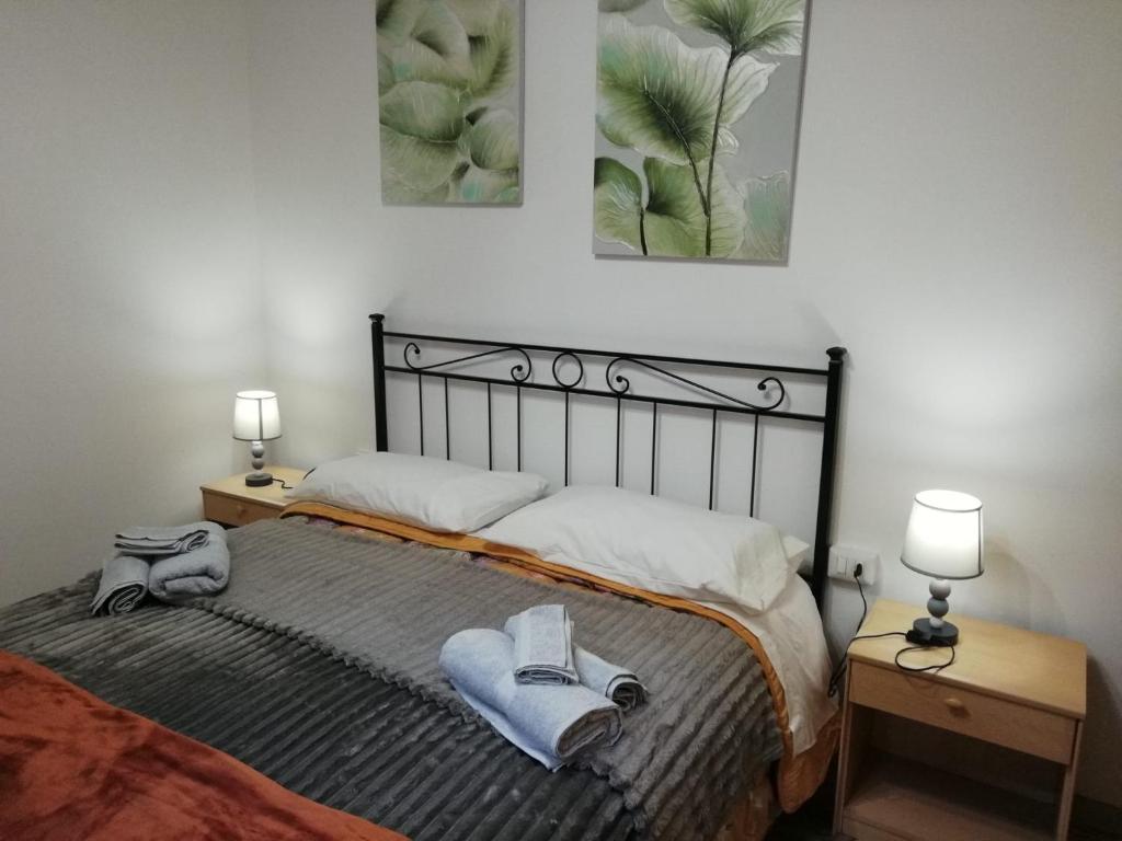 奥维多Casa Marina的一间卧室配有一张带毛巾和两盏灯的床。