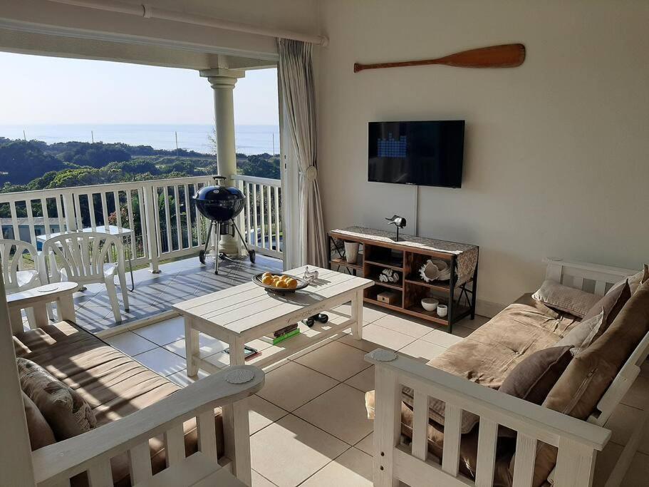 谢普斯敦港Umkhomo Place, Mangrove Beach Estate的客厅配有沙发和桌子