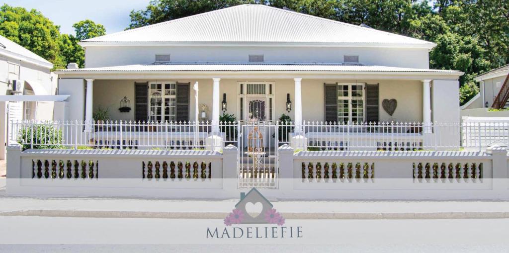 帕尔Madeliefie Guest Accommodation的白色房屋,设有白色的栅栏