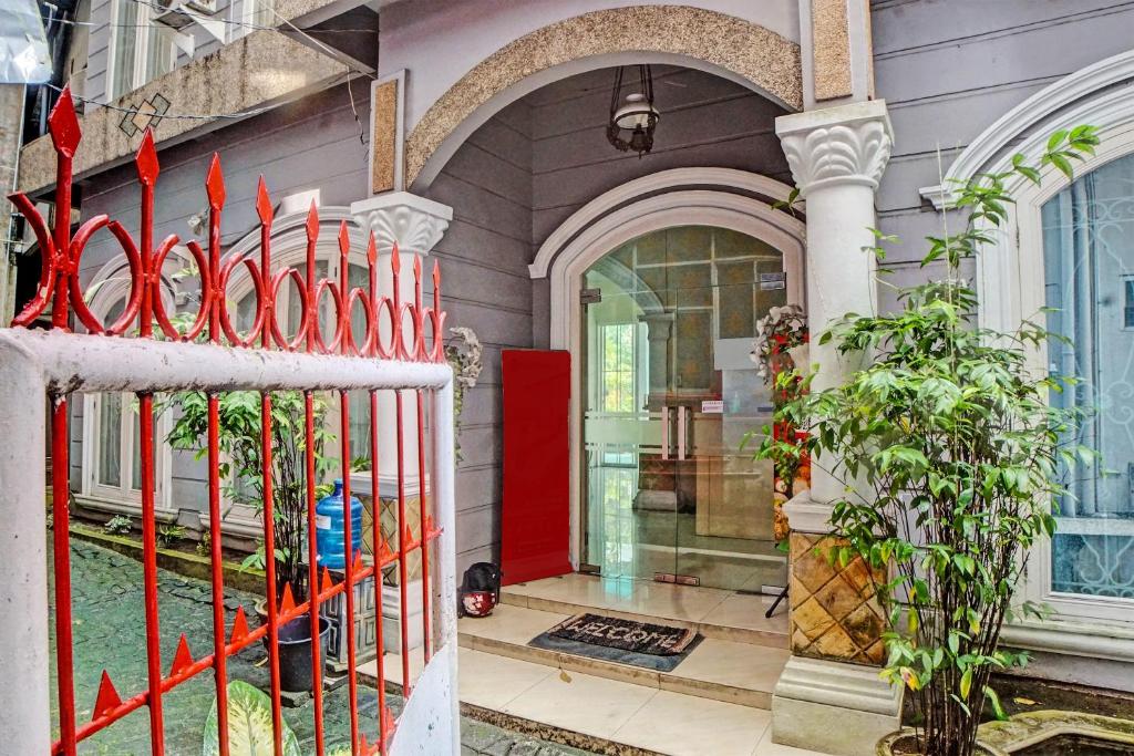 棉兰RedDoorz At Ralica Grand Palladium Medan的房屋前的红色门
