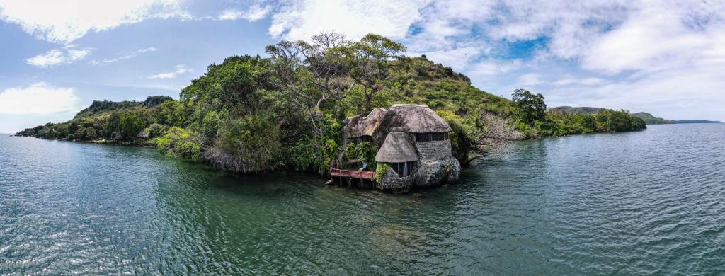 MbitaMfangano Island Lodge的水体中间的一个岛屿