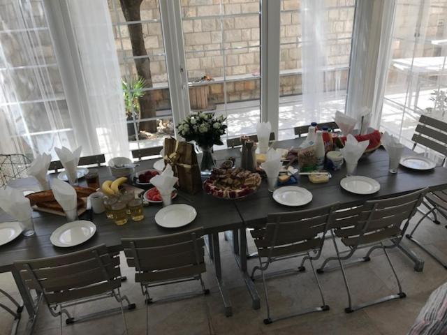 杜布罗夫尼克Apartments Zore Dubrovnik的餐桌、椅子和食物