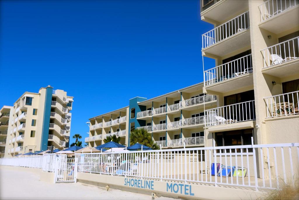 圣徒皮特海滩海岸线岛屿度假村-仅限成人入住的一套公寓楼,设有白色阳台