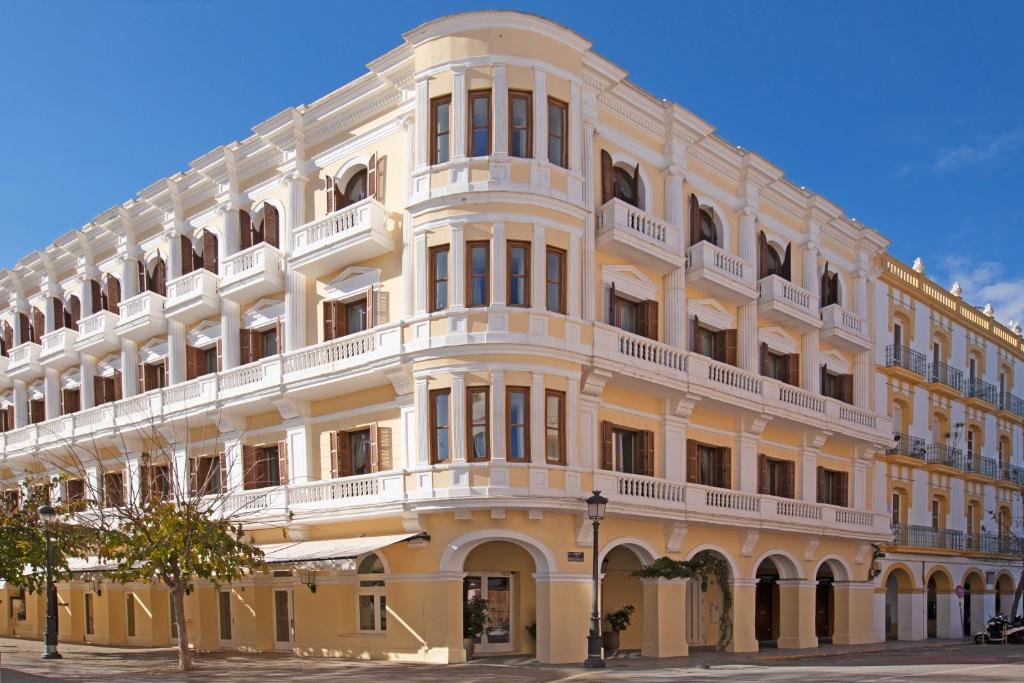 伊维萨镇Montesol Experimental Ibiza的街道上带阳台的大型白色建筑
