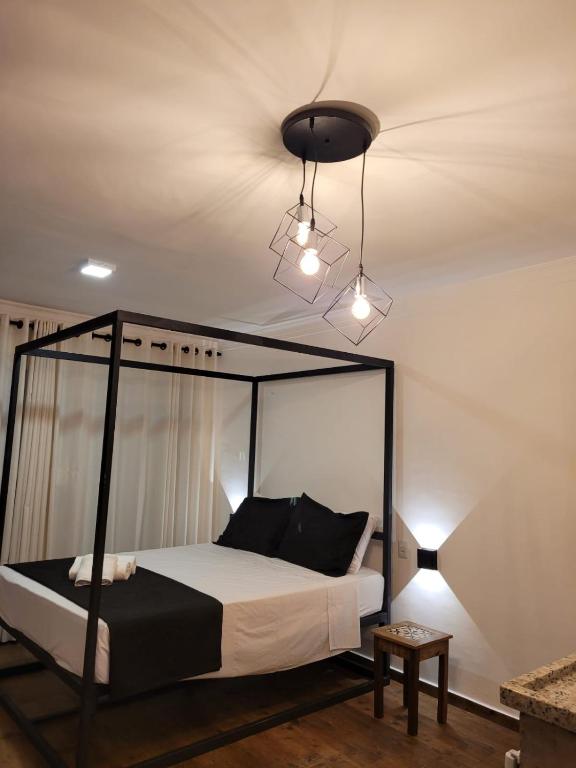 萨尔瓦多Pelourinho Boutique Hotel - OH HOTÉIS的一间卧室配有一张黑色天蓬床