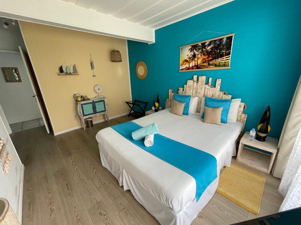 锡拉奥La Villa Soalic的一间卧室配有一张带蓝色墙壁的大床