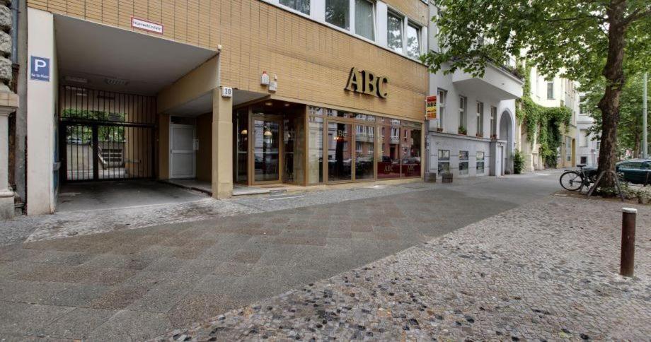 柏林ABC潘森酒店的大楼前空的街道