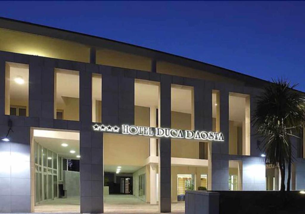 莫利亚诺威尼托HOTEL DUCA D'AOSTA的带有读取活塞二十六烷二氧基锡的标志的建筑物