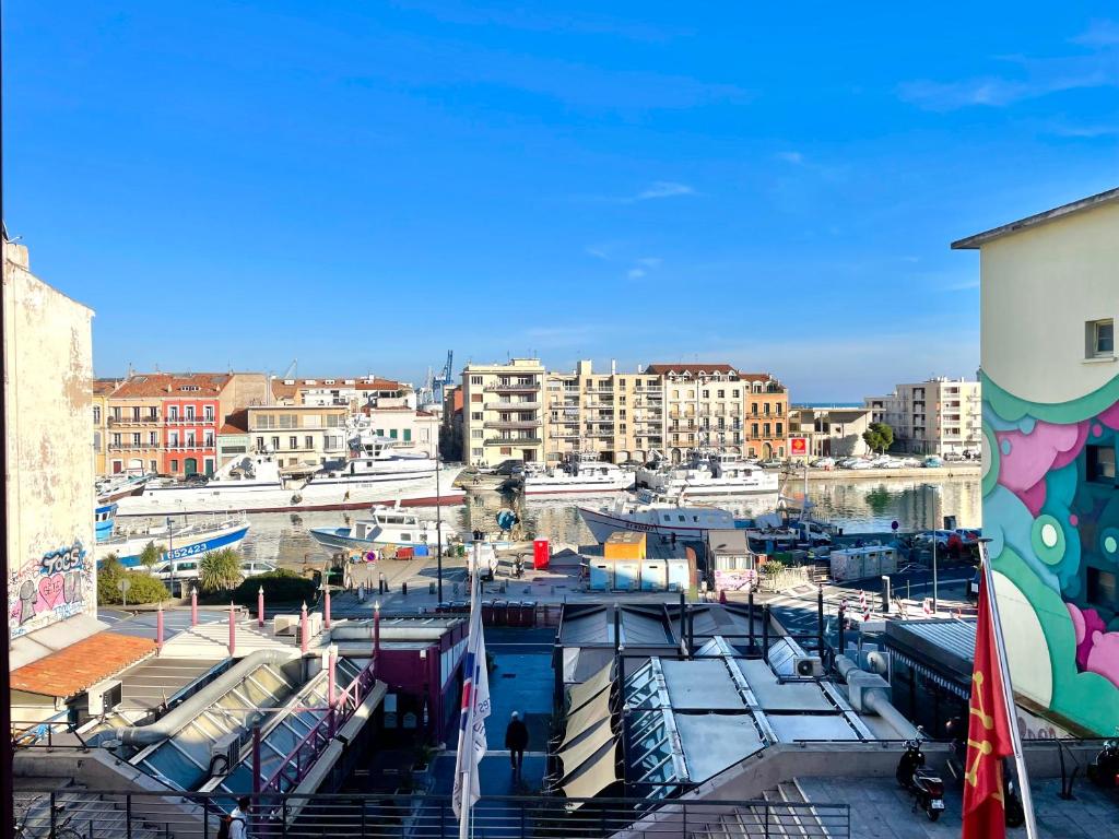 塞特港Grand appartement avec vue sur quai的享有码头及船只和建筑的景色