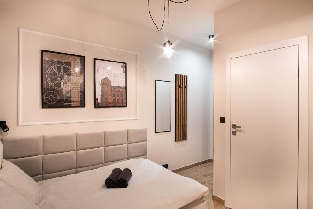 罗兹Dream Apartments - Gdańska 72的一间白色的房间,配有床和门