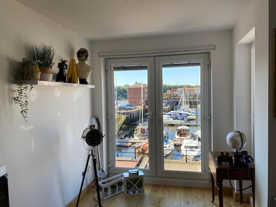 泰恩河畔纽卡斯尔Marina View的客房设有一个享有码头景致的窗户。