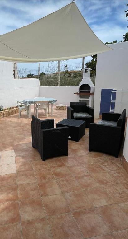 兰佩杜萨Villa Ale的一个带桌椅的庭院和一个帐篷