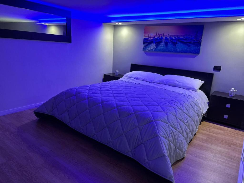 巴列塔Maison Damas的紫色卧室设有一张带紫色天花板的大床